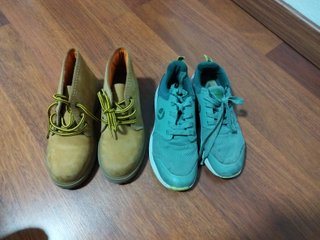 Botas de nieve azules y marrones