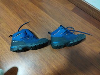 Botas de nieve azules y marrones