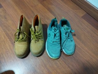 Botas de nieve azules y marrones