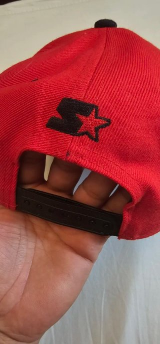 Gorra Roja y Negra con Diseño Parental Advisory