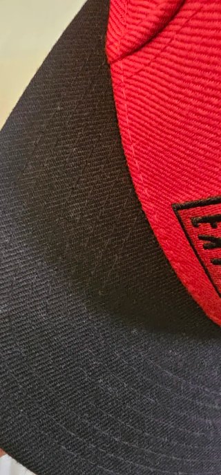 Gorra Roja y Negra con Diseño Parental Advisory