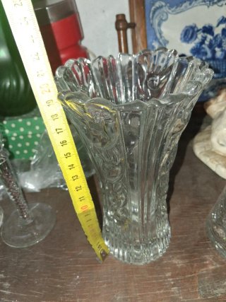 Jarrón de cristal tallado y jarrón agrietado