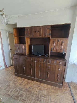 Armario antiguo con 2 camas