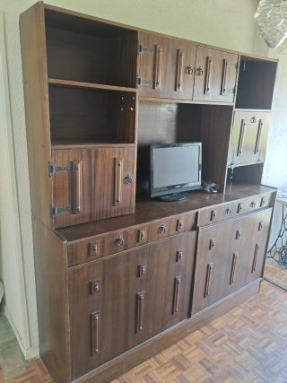 Armario antiguo con 2 camas
