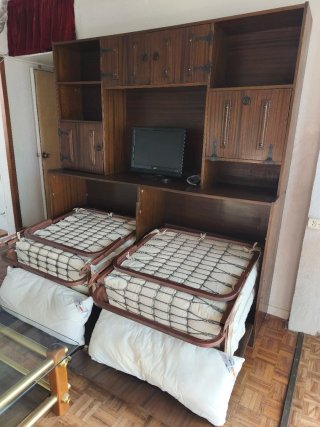 Armario antiguo con 2 camas