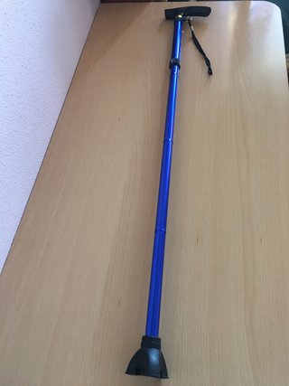 baston de metal azul ajustable y pie de goma.