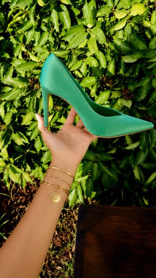 Zapatos stilettos verdes Zara con etiqueta
