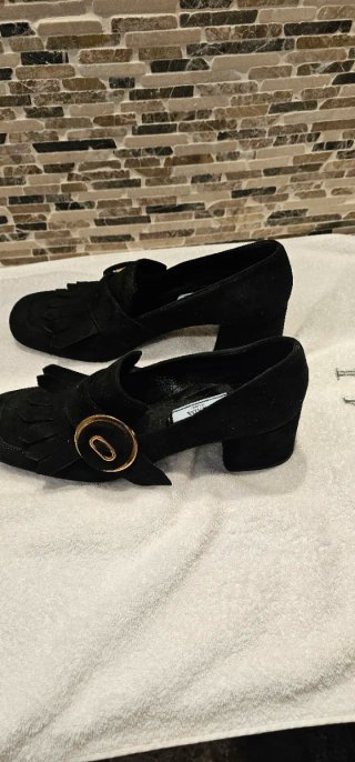 Zapatos Prada tacón bajo negros con hebilla dorada