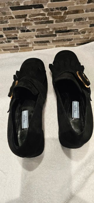Zapatos Prada tacón bajo negros con hebilla dorada