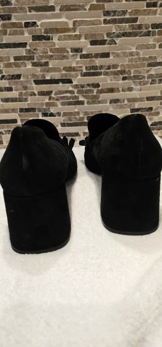 Zapatos Prada tacón bajo negros con hebilla dorada