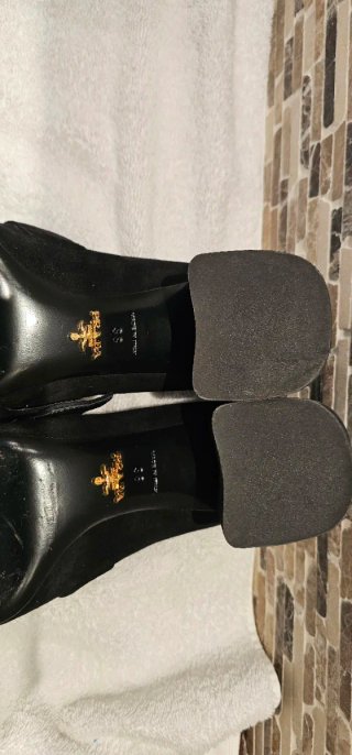 Zapatos Prada tacón bajo negros con hebilla dorada