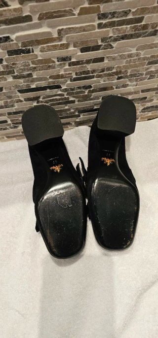 Zapatos Prada tacón bajo negros con hebilla dorada