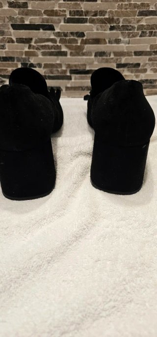 Zapatos Prada tacón bajo negros con hebilla dorada