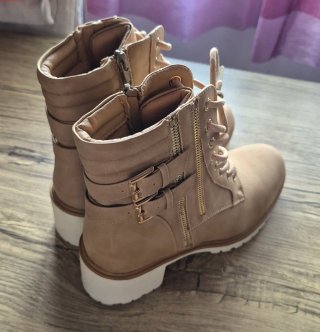 Botines beige con cordones y cremallera