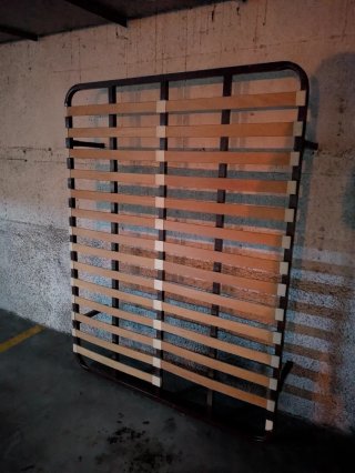 Estructura de cama metálica y madera