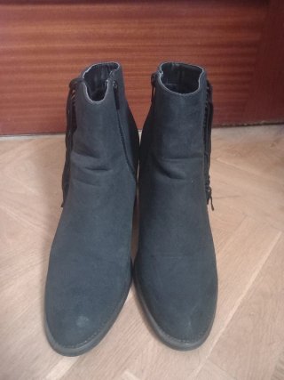 Botines negros con flecos y tacón
