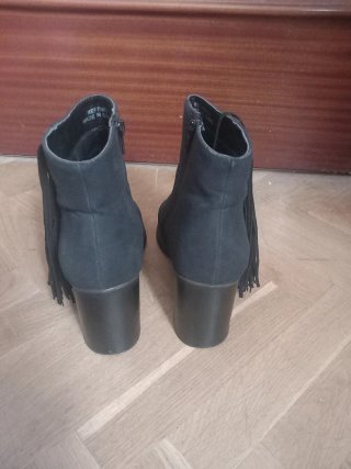 Botines negros con flecos y tacón
