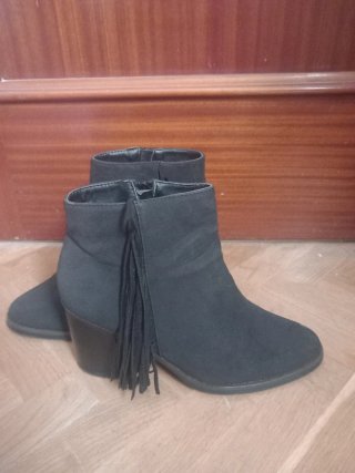 Botines negros con flecos y tacón