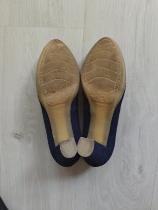 Zapatos de tacón azul oscuro. Talla 40.