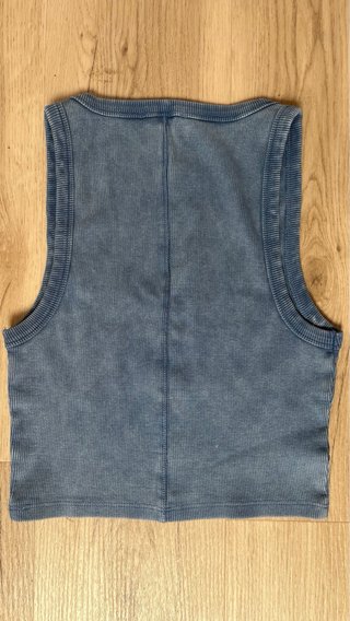 Top azul Zara con pedrería. Perfil solidario