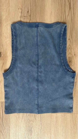Top azul Zara con pedrería. Perfil solidario