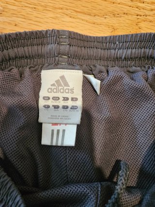 Pantalón corto Adidas paseo gris