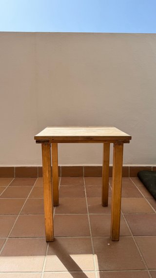 Mesa cuadrada de madera pequeña estilo bar