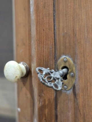 Mueble antiguo de madera con puertas de cristal