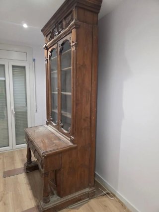 Mueble antiguo de madera con puertas de cristal