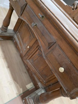 Mueble antiguo de madera con puertas de cristal