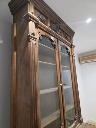 Mueble antiguo de madera con puertas de cristal