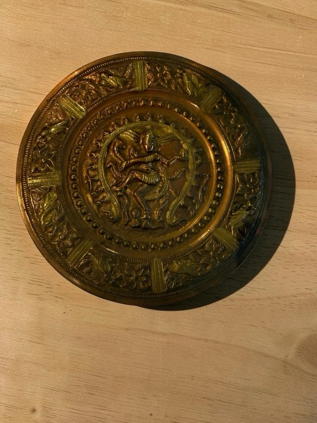 Plato decorativo bronce figura central