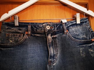 Falda vaquera mini Pull&Bear bajo desflecado