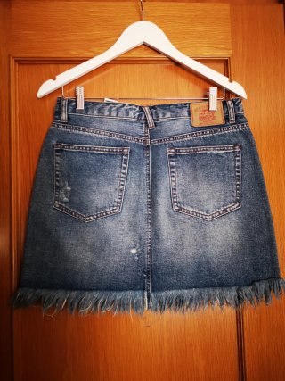 Falda vaquera mini Pull&Bear bajo desflecado