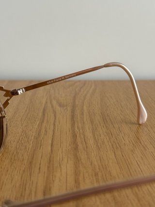 Gafas de sol marrones y doradas