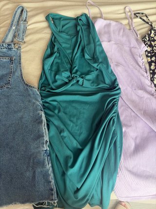 Lote 5 prendas: 2 monos y 3 vestidos
