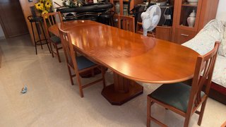 Mesa de comedor ovalada de madera