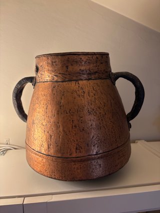 Vasija de cobre antigua con asas