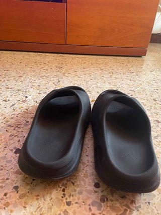 Yeezy Slides Talla 42 Negras