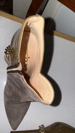 Botines ante y piel con cadena dorada