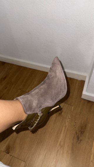 Botines ante y piel con cadena dorada