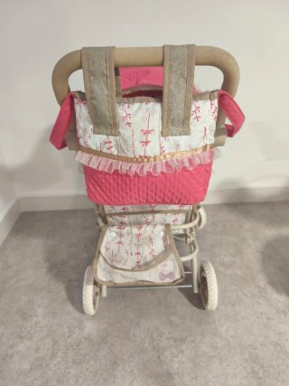Carrito de muñecas rosa y floral