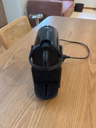 Cafetera Nespresso Delonghi Negra con capsulas