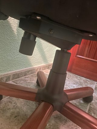 Silla de oficina de cuero y madera