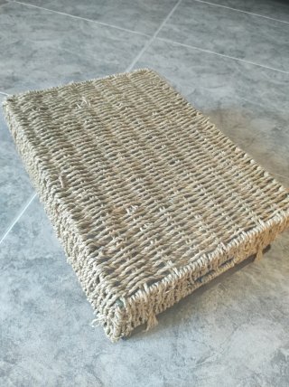 Cesta de mimbre con asas de madera