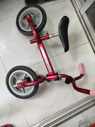 Bicicleta de equilibrio roja para niños