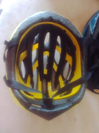 Casco de bicicleta amarillo