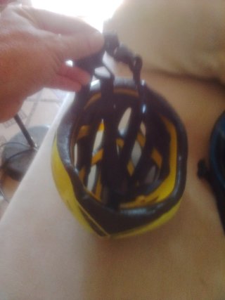 Casco de bicicleta amarillo