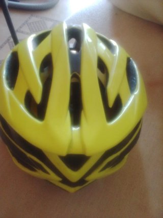 Casco de bicicleta amarillo