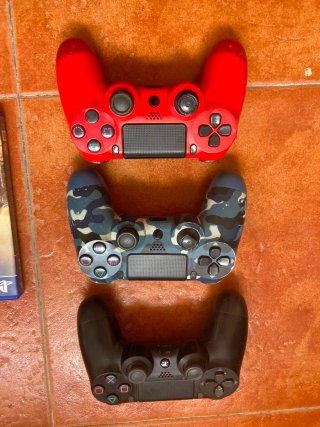 Consola PS4 con 3 mandos y 5 juegos